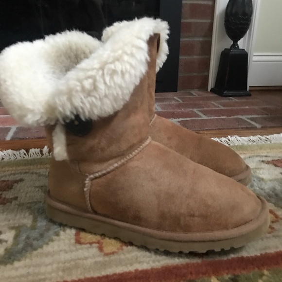 Chestnut short Uggs with button - Picture 3 of 6
